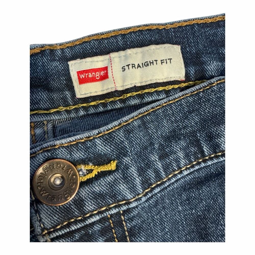 Wrangler Men's Size 36x32 Medium Wash Blue Straight Leg Fit Jeans
